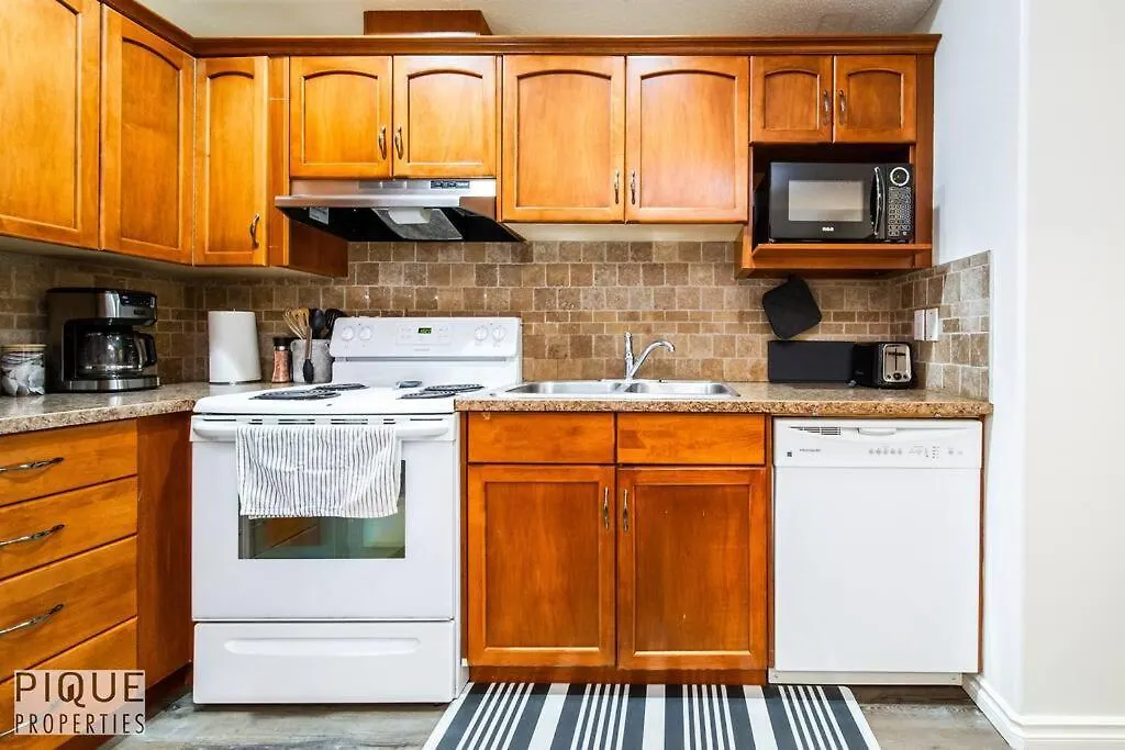 אדמונטון Chic Modern Vibes - Sleeps 6 - Netfix - Wifi - Long Stays קנדה