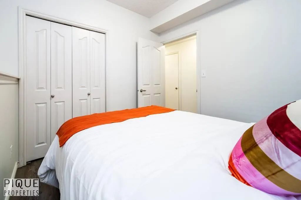 אדמונטון Chic Modern Vibes - Sleeps 6 - Netfix - Wifi - Long Stays