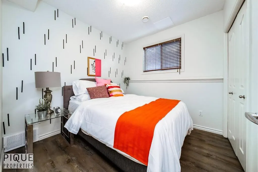 אדמונטון Chic Modern Vibes - Sleeps 6 - Netfix - Wifi - Long Stays