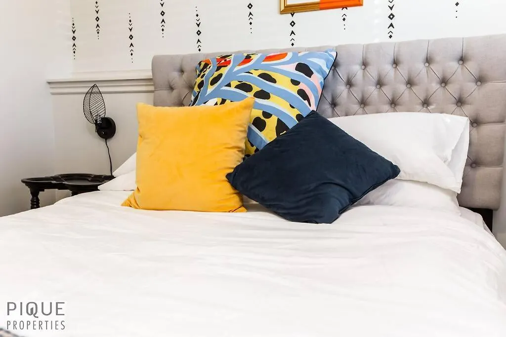 אדמונטון Chic Modern Vibes - Sleeps 6 - Netfix - Wifi - Long Stays דירה