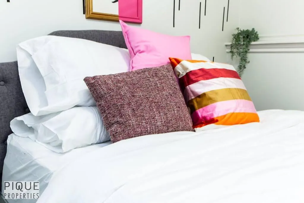 אדמונטון Chic Modern Vibes - Sleeps 6 - Netfix - Wifi - Long Stays דירה