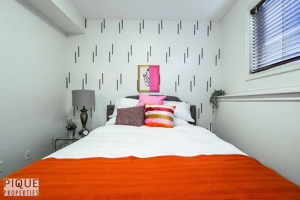 אדמונטון Chic Modern Vibes - Sleeps 6 - Netfix - Wifi - Long Stays דירה